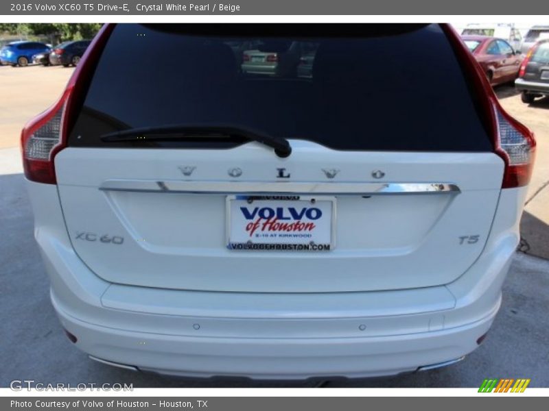 Crystal White Pearl / Beige 2016 Volvo XC60 T5 Drive-E