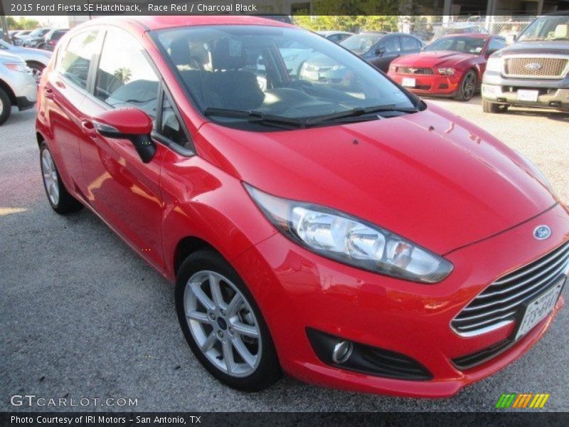 Front 3/4 View of 2015 Fiesta SE Hatchback