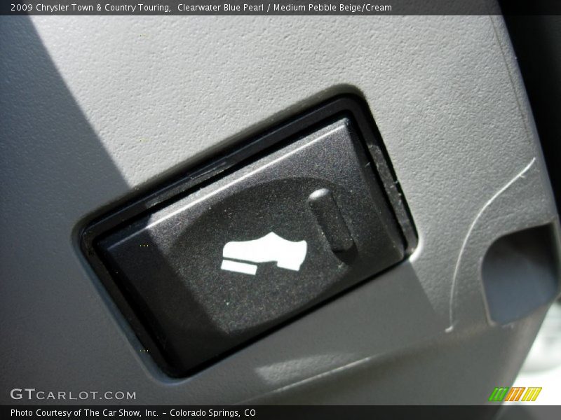 Clearwater Blue Pearl / Medium Pebble Beige/Cream 2009 Chrysler Town & Country Touring