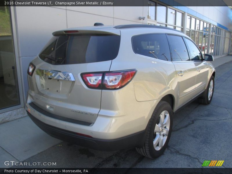 Champagne Silver Metallic / Ebony 2016 Chevrolet Traverse LT