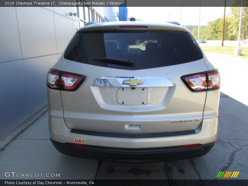 Champagne Silver Metallic / Ebony 2016 Chevrolet Traverse LT