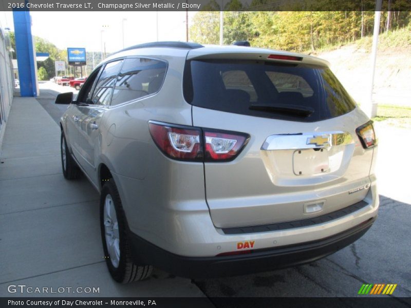 Champagne Silver Metallic / Ebony 2016 Chevrolet Traverse LT