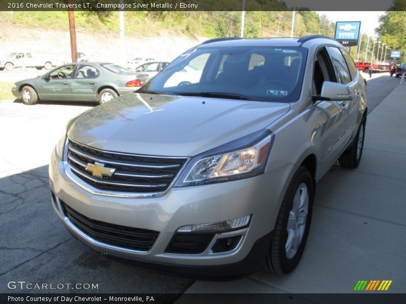 Champagne Silver Metallic / Ebony 2016 Chevrolet Traverse LT