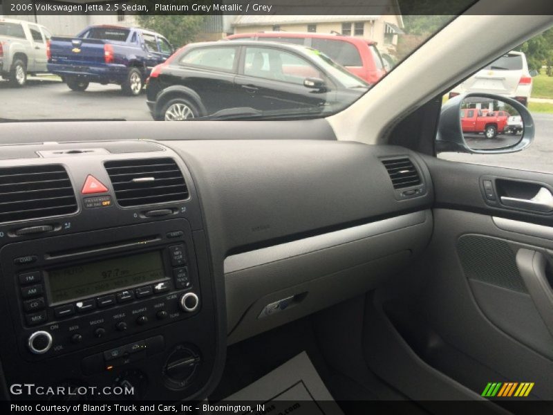 Platinum Grey Metallic / Grey 2006 Volkswagen Jetta 2.5 Sedan