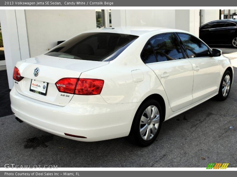 Candy White / Cornsilk Beige 2013 Volkswagen Jetta SE Sedan