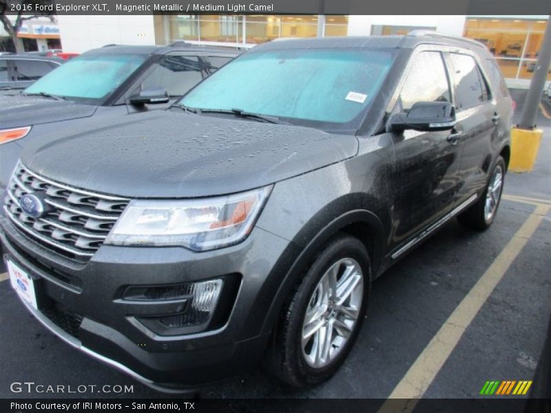 Front 3/4 View of 2016 Explorer XLT