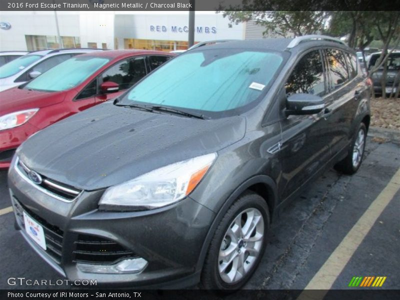 Front 3/4 View of 2016 Escape Titanium