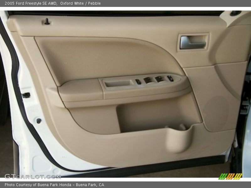 Door Panel of 2005 Freestyle SE AWD