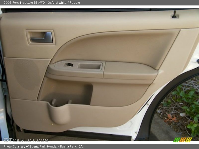 Door Panel of 2005 Freestyle SE AWD
