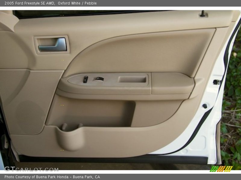Door Panel of 2005 Freestyle SE AWD
