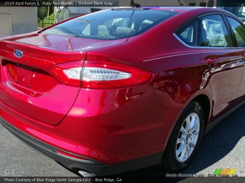 Ruby Red Metallic / Medium Earth Gray 2016 Ford Fusion S