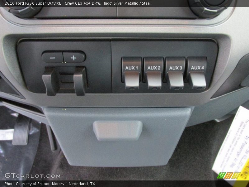 Controls of 2016 F350 Super Duty XLT Crew Cab 4x4 DRW