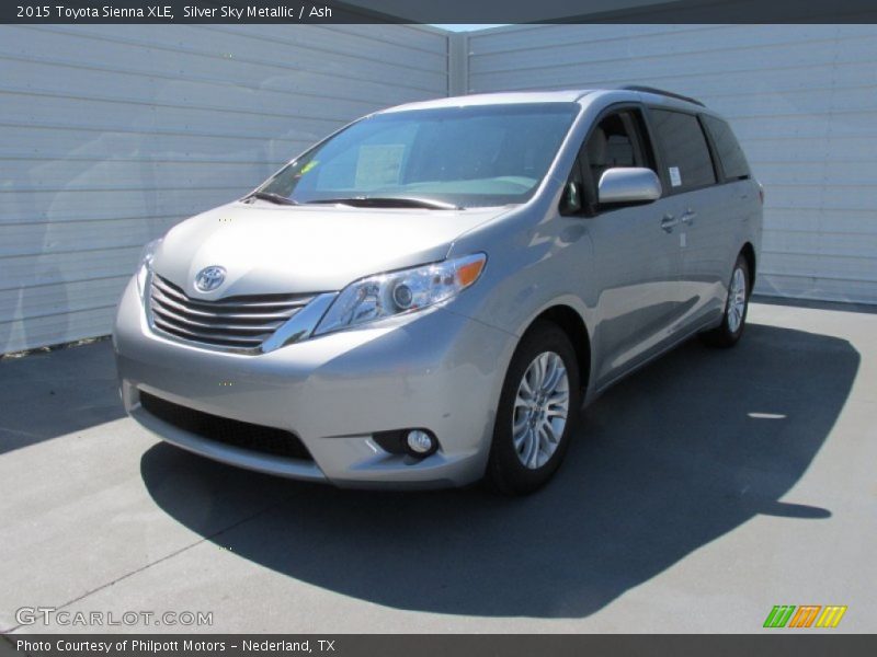 Front 3/4 View of 2015 Sienna XLE