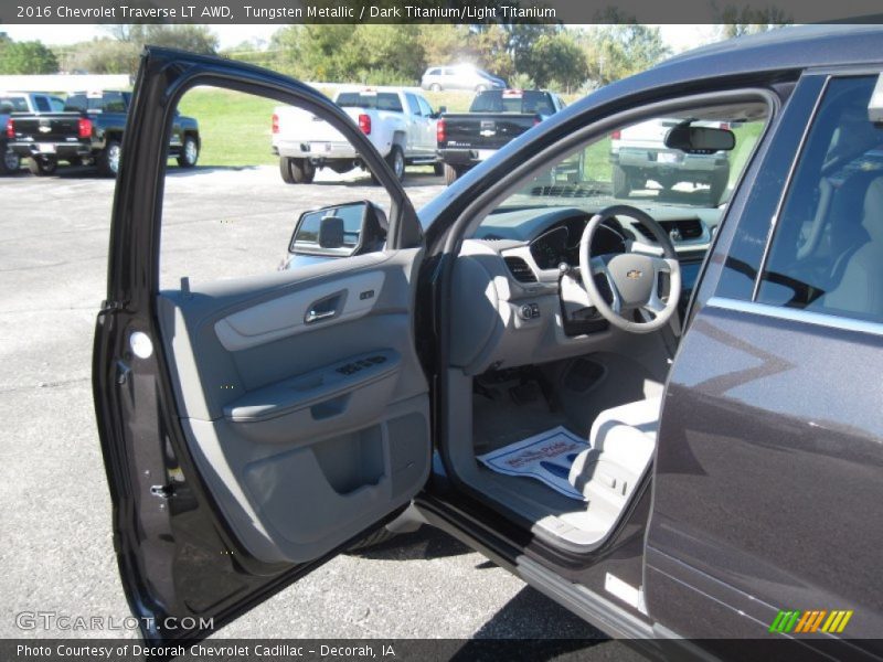 Tungsten Metallic / Dark Titanium/Light Titanium 2016 Chevrolet Traverse LT AWD