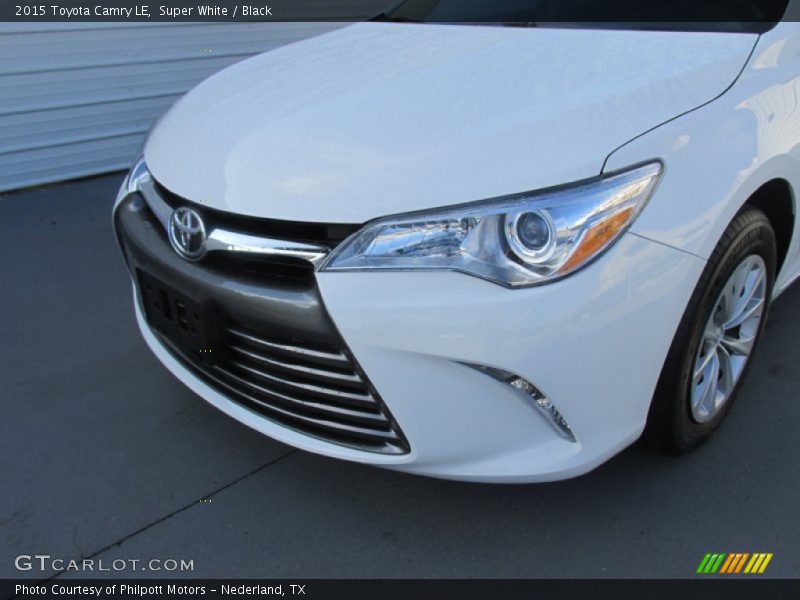 Super White / Black 2015 Toyota Camry LE