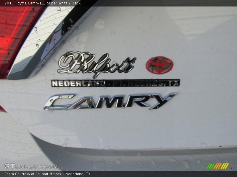 Super White / Black 2015 Toyota Camry LE