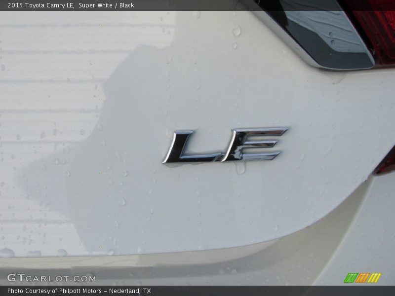 Super White / Black 2015 Toyota Camry LE