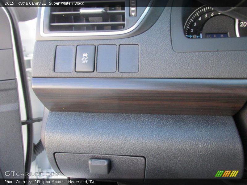 Super White / Black 2015 Toyota Camry LE
