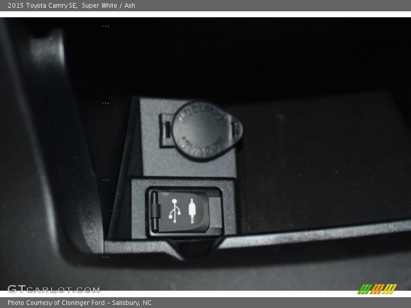 Super White / Ash 2015 Toyota Camry SE