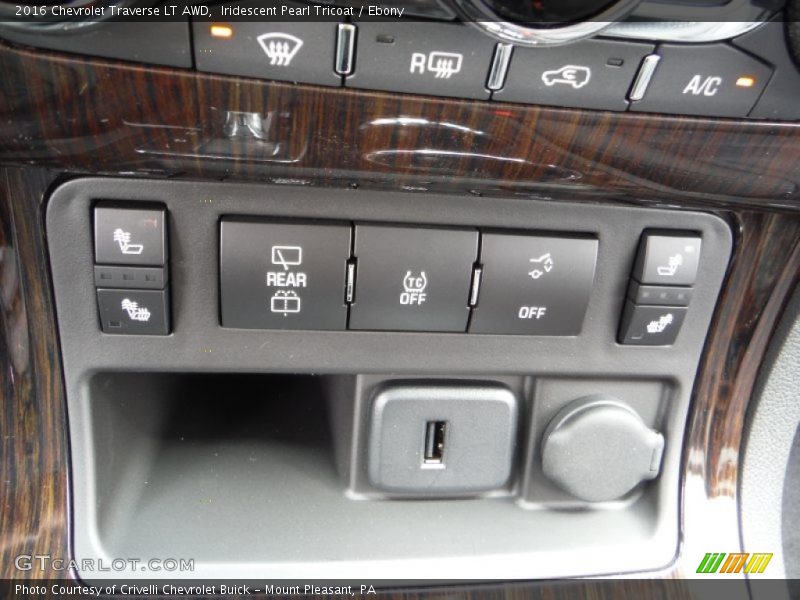 Iridescent Pearl Tricoat / Ebony 2016 Chevrolet Traverse LT AWD