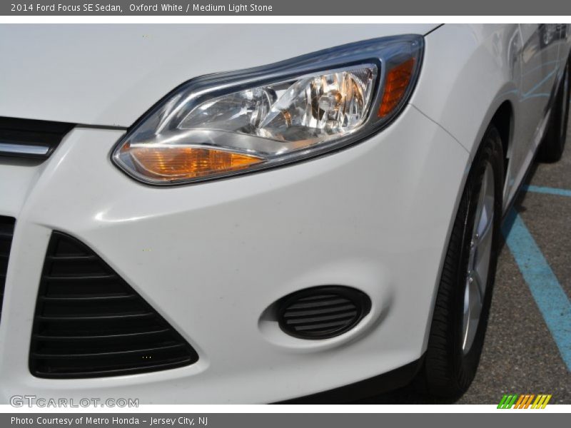 Oxford White / Medium Light Stone 2014 Ford Focus SE Sedan