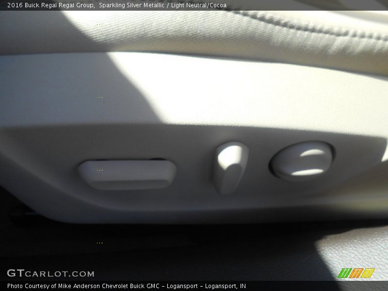 Sparkling Silver Metallic / Light Neutral/Cocoa 2016 Buick Regal Regal Group
