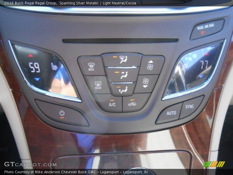 Sparkling Silver Metallic / Light Neutral/Cocoa 2016 Buick Regal Regal Group
