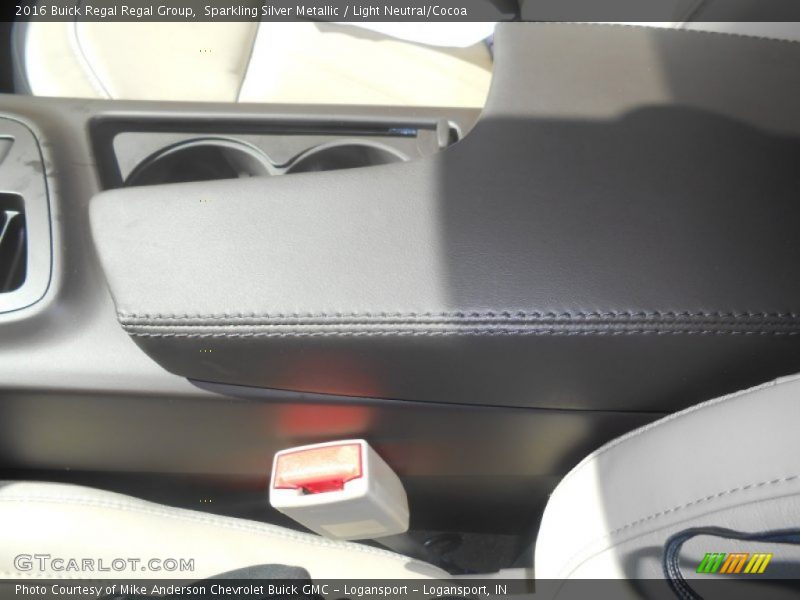 Sparkling Silver Metallic / Light Neutral/Cocoa 2016 Buick Regal Regal Group