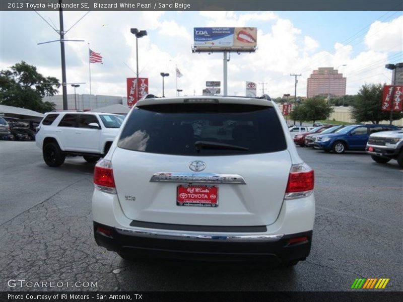 Blizzard White Pearl / Sand Beige 2013 Toyota Highlander SE
