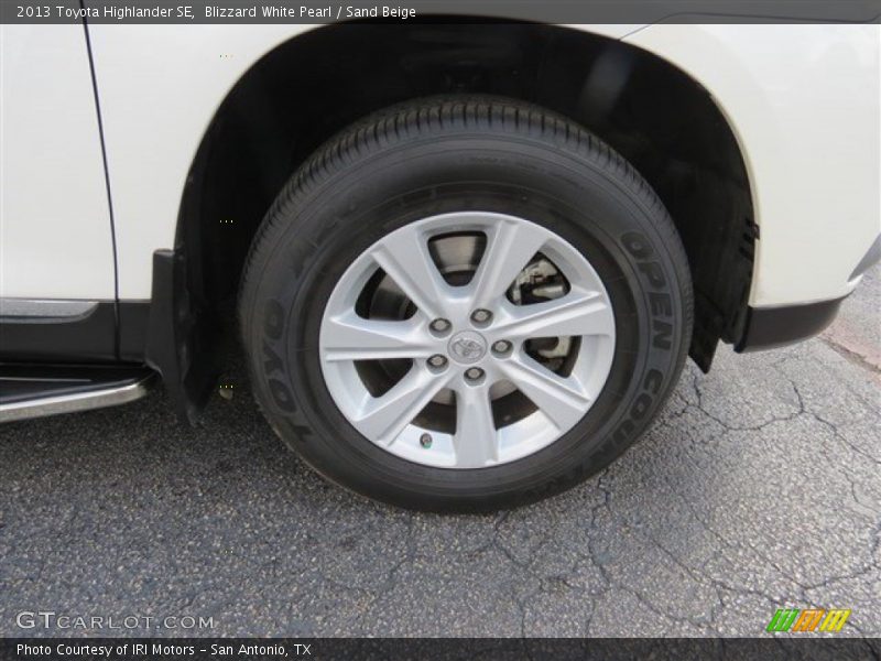 Blizzard White Pearl / Sand Beige 2013 Toyota Highlander SE