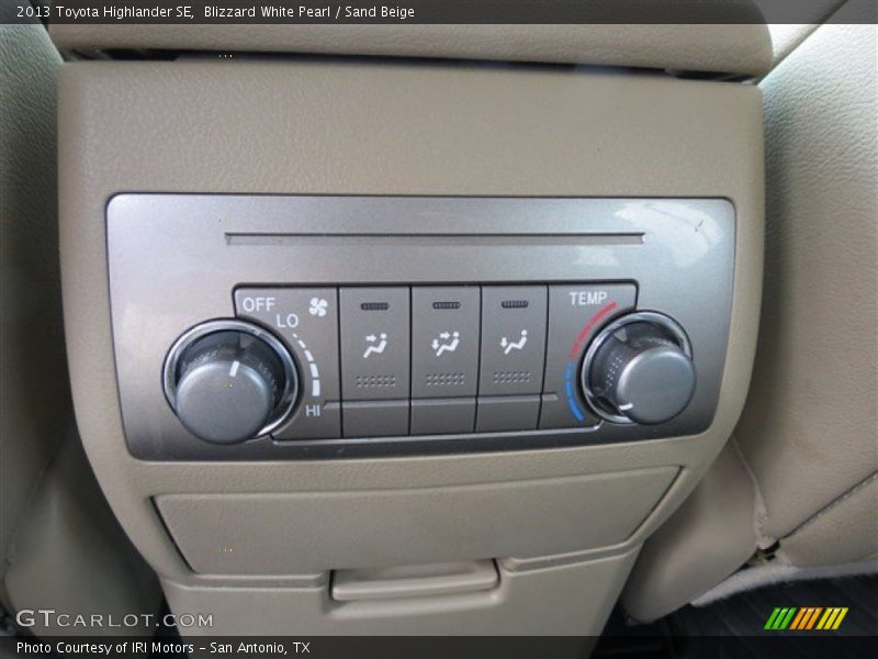 Blizzard White Pearl / Sand Beige 2013 Toyota Highlander SE