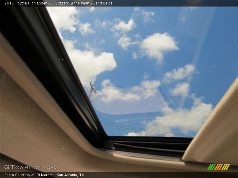 Blizzard White Pearl / Sand Beige 2013 Toyota Highlander SE