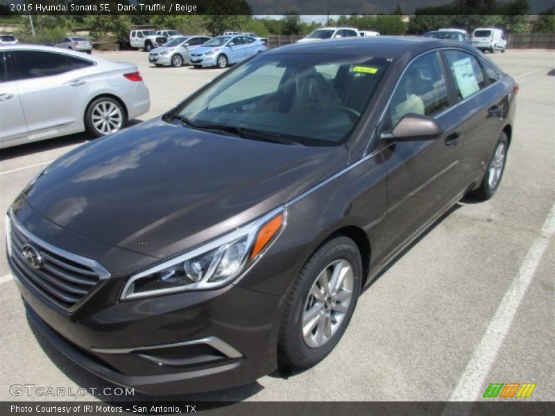 Front 3/4 View of 2016 Sonata SE