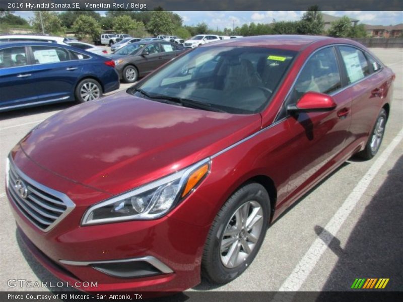 Front 3/4 View of 2016 Sonata SE
