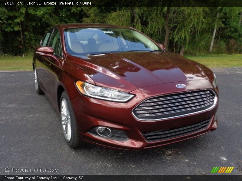 Front 3/4 View of 2016 Fusion SE