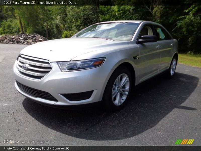 Front 3/4 View of 2015 Taurus SE