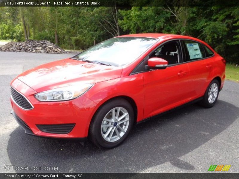 Front 3/4 View of 2015 Focus SE Sedan