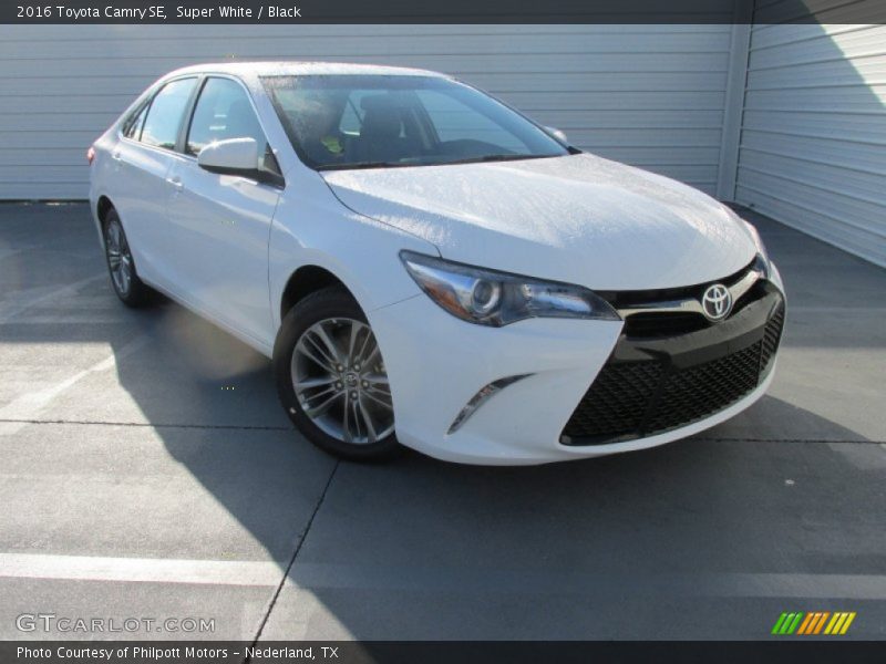 Super White / Black 2016 Toyota Camry SE