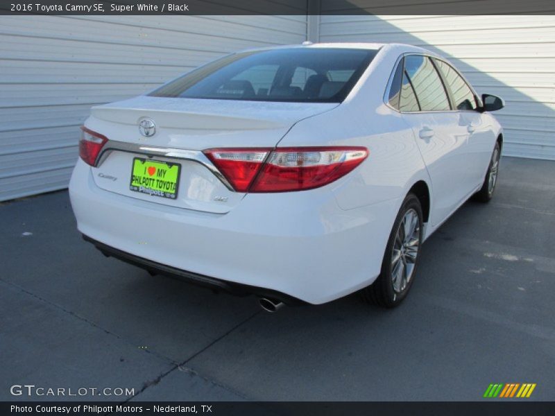 Super White / Black 2016 Toyota Camry SE