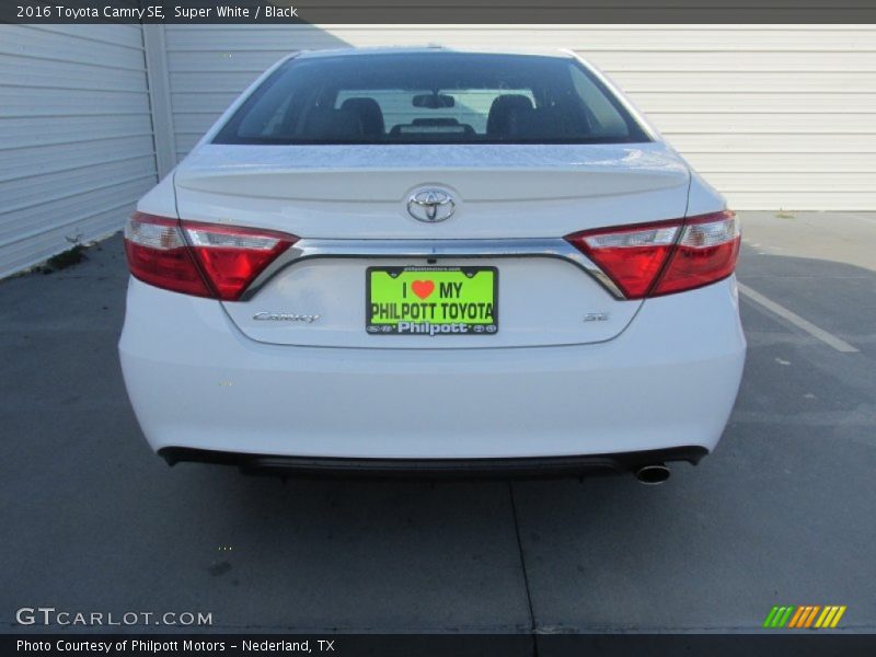 Super White / Black 2016 Toyota Camry SE
