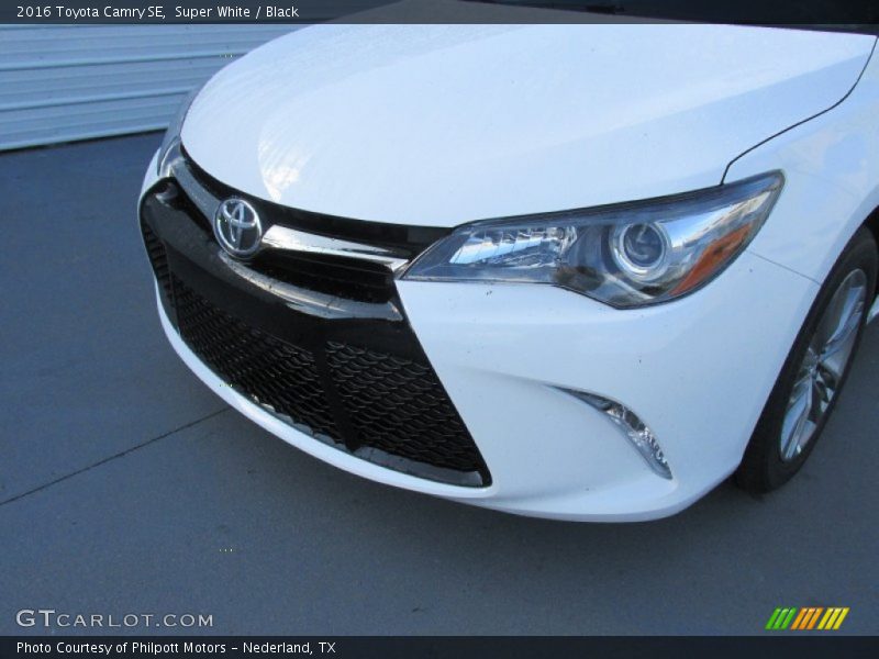 Super White / Black 2016 Toyota Camry SE