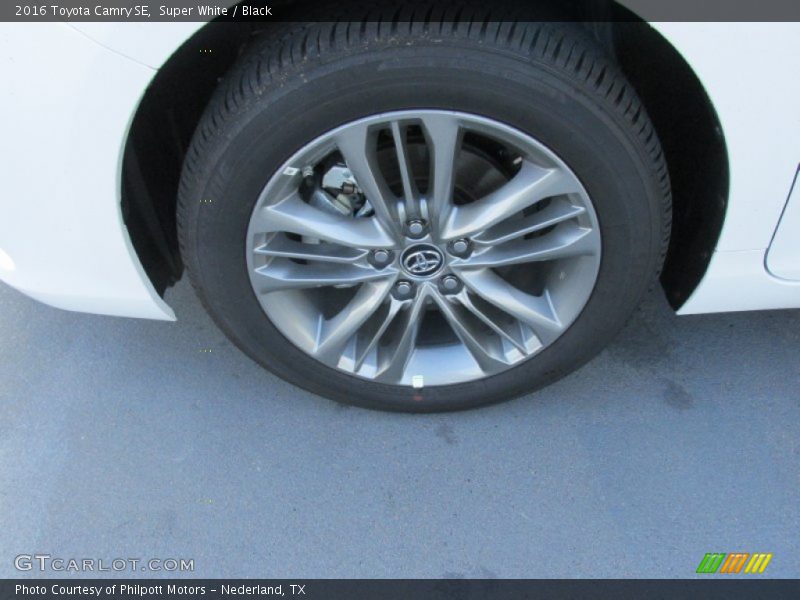 Super White / Black 2016 Toyota Camry SE