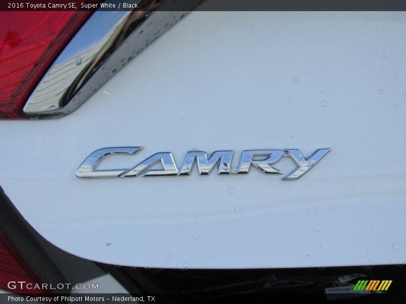 Super White / Black 2016 Toyota Camry SE