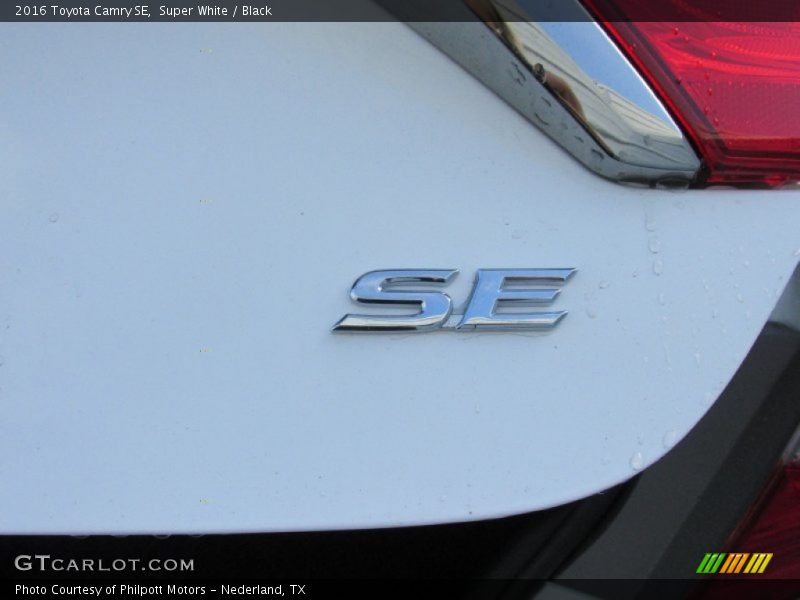 Super White / Black 2016 Toyota Camry SE