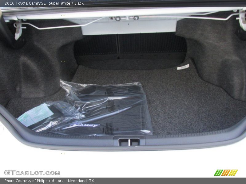 Super White / Black 2016 Toyota Camry SE