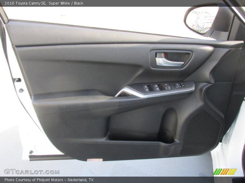 Super White / Black 2016 Toyota Camry SE