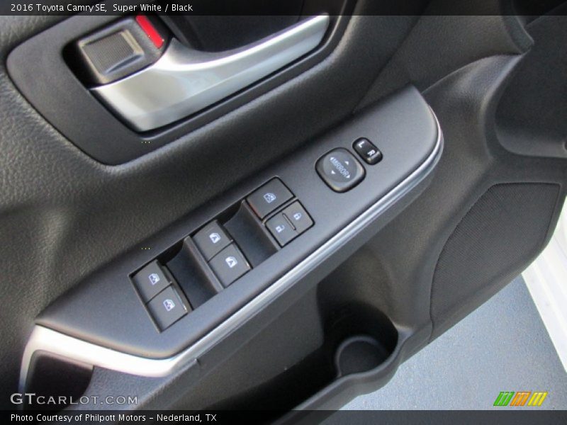 Super White / Black 2016 Toyota Camry SE