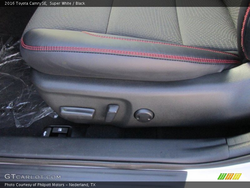 Super White / Black 2016 Toyota Camry SE