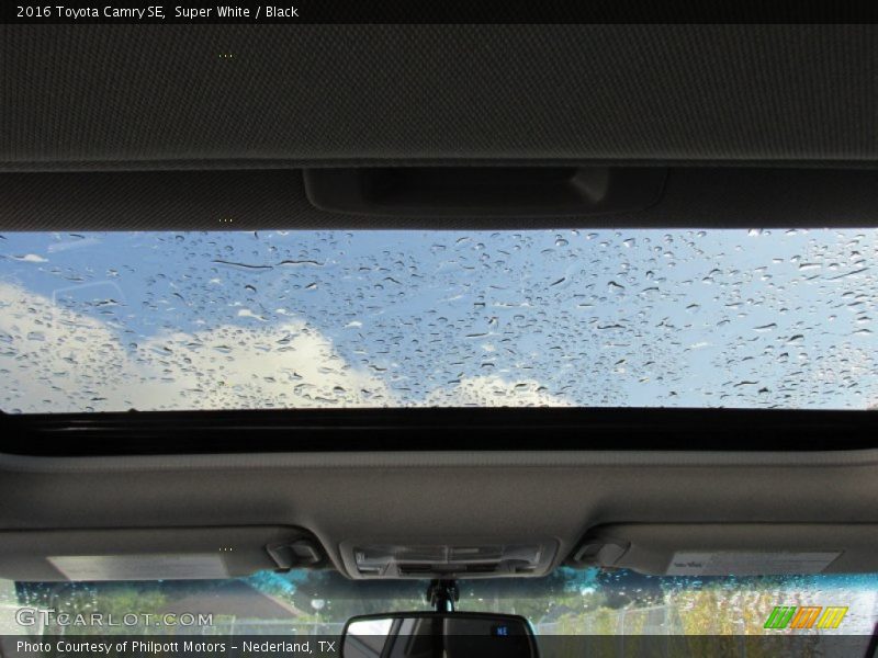 Super White / Black 2016 Toyota Camry SE