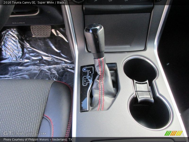 Super White / Black 2016 Toyota Camry SE